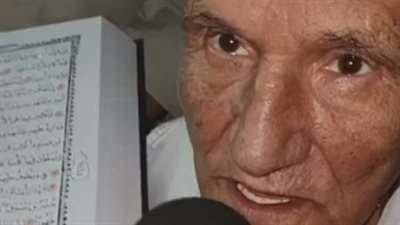 عمره 80 عامًا.. مسن يكتب 10 نسخ من القرآن الكريم بخط اليد: هفضل أكتبه لحد ما أموت| بث مباشر