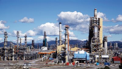 تراجع أسعار النفط بسبب فرض التعريفات الجمركية وعودة أوبك+ للإنتاج