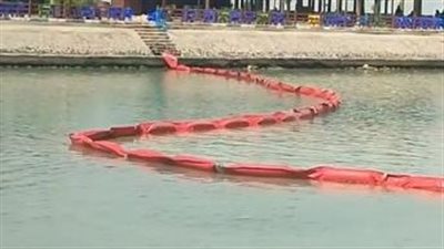 بعد 15 يومًا.. انتهاء أعمال مكافحة التلوث البترولي بشواطئ الغردقة واستمرار الحواجز المطاطية | بث مباشر