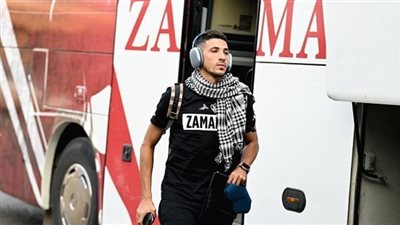 أحمد فتوح يدعم زملاءه أمام الشرطة الكيني من مدرجات ستاد القاهرة