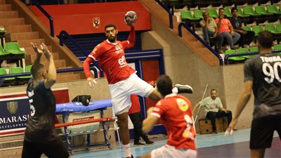  يد الأهلي يفوز على دلفي في أولى لقاءات حامل اللقب بدوري المحترفين| صور