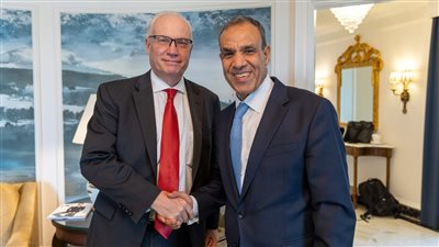 وزير الخارجية يلتقي المبعوث الأمريكي لليمن خلال زيارته واشنطن