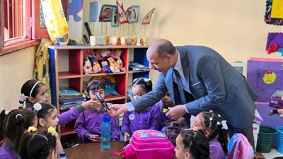 استقبال الطلاب بالأغاني الوطنية.. انتظام الدراسة في 222 مدرسة بالإسكندرية