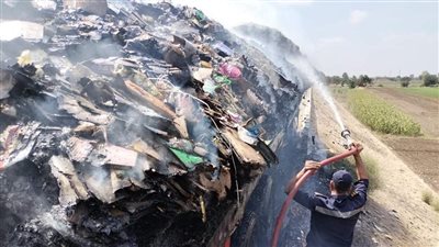 الحماية المدنية تسيطر على حريق سيارة نقل محملة بالكراتين على الطريق الإقليمي بالمنوفية