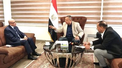 محافظ جنوب سيناء يبحث حل مشاكل المستثمرين والتسويق لشرم الشيخ وكاترين