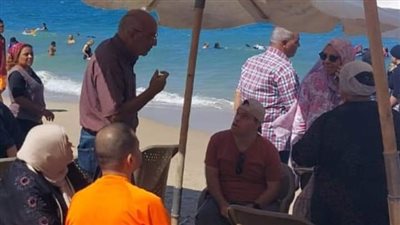 شاطئ المندرة بالإسكندرية يستقبل 70 شخصًا من ذوي الهمم