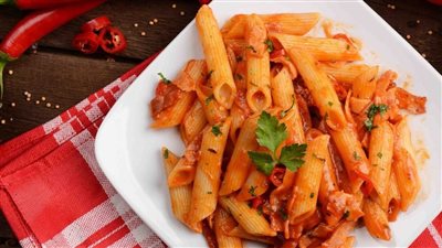 طريقة عمل طاجن المكرونة في الفرن.. السر في البصل المحمر والسكر المكرمل