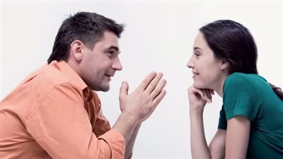 تفسير حلم شخص تحبه يتكلم معك في المنام.. للعزباء دلالات خاصة 