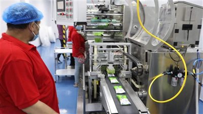 للمنافسة في الأسواق العالمية.. بدء تشغيل خطوط إنتاج مصنع المستلزمات الطبية للصناعات الدوائية بالمنيا| صور