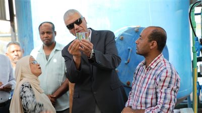 محافظ أسوان يجري تجربة عملية لاختبار عينات المياه داخل إحدى المحطات