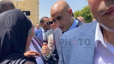 مسنة تستوقف وزير التعليم أمام إحدى مدارس الأقصر: عاوزة أعمل تحاليل.. والوزير: عيوني يا حاجة