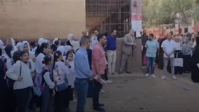 مصدر بالتعليم يكشف حقيقة إقامة طابور صباح لإحدى مدارس بنها في الشارع
