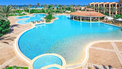 لعب عيال.. مدير شركة يتهم زوج ابنة رجل أعمال شهير ومالك قرية سياحية بالتعدي عليه بمطروح