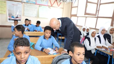 خلال جولاته الميدانية.. وزير التعليم يشدد على ضرورة أداء الواجبات المنزلية وتصحيحها مع المعلمين