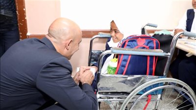 جلس على ركبته واستمع لها.. لفتة إنسانية من وزير التعليم مع طالبة من ذوي الهمم بقنا