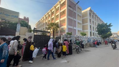 حملات للنظافة ورفع الإشغالات بمحيط المدارس في الهرم| صور