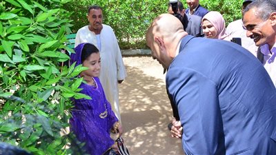 مستعد آجي تاني وأسمعك.. وزير التعليم يجبر بخاطر طالبة بالأقصر بعد إيقاف عرضها الفني لضيق الوقت| صور 