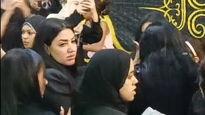 مصطفى كامل وحرم الكروان.. فنانون وبلوجرات يساندون إسماعيل الليثي وزوجته في عزاء نجلهما| بث مباشر 