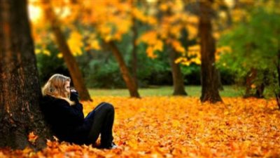 فقدان الطاقة والنوم لساعات.. أهم أعراض اكتئاب الخريف 