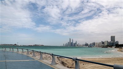 الطقس في الإمارات اليوم.. رياح خفيفة وضباب قد يؤثر على الرؤية