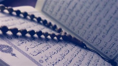 تفسير حلم قراءة القرآن بصوت عالي وجميل.. 3 أشياء محمودة للمتزوجة والعزباء والمطلقة