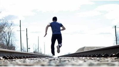 تفسير حلم شخص يلاحقني وأنا أهرب.. لماذا قد يرتبط بإنجاب البنات؟