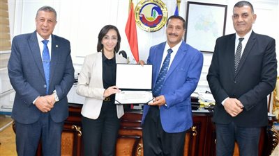 محافظ البحيرة تكرم مدير مدرسة تقديرًا لجهوده في النظافة وجاهزية المباني لاستقبال الطلاب