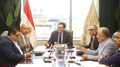 وزير الثقافة يجتمع مع رؤساء القطاعات لمتابعة تنفيذ مبادرة رئيس الجمهورية بداية جديدة لبناء الإنسان