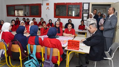 محافظ الإسكندرية يتفقد سير العملية التعليمية.. ويوجه بتخصيص جزء من طابور الصباح للحديث عن النظافة