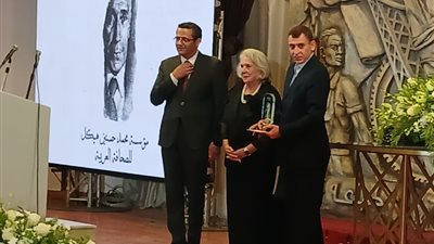 فايق جرادة يتسلم جائزة هيكل نيابة عن الصحفيين الفلسطينيين 