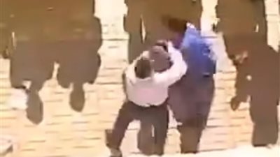 حقيقة الفيديو المتداول لاعتداء مُدرس على طالب داخل فناء المدرسة