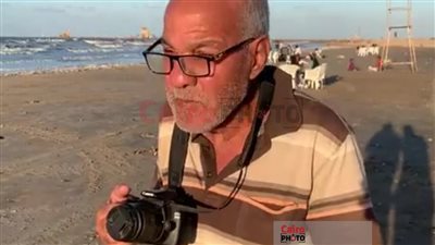 71 سنة ولسه بيعافر.. أقدم مصور على شاطئ بورسعيد: بكافح بقالي 40 سنة وصورت معظم النجوم| صور وفيديو