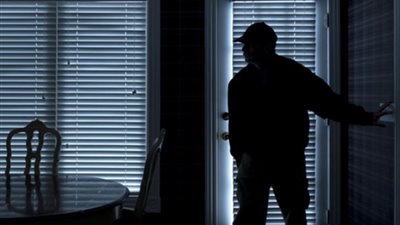 بعد نشر القاهرة 24.. ضبط حارس العقار المتهم بسرقة أثاث شقة بقيمة مليون جنيه في عين شمس