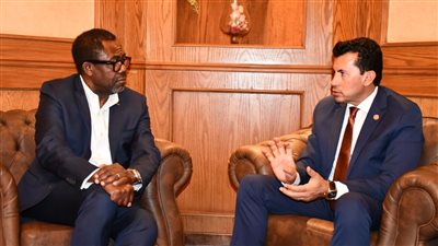 وزير الرياضة يلتقي السكرتير العام لـ كاف لبحث مستجدات المقر الجديد 