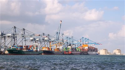 مصر تستقبل أطنانًا من المواد الغذائية عبر ميناء دمياط البحري 