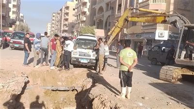 استخراج سيارة سقطت في حفرة بمنطقة هضبة الأهرام