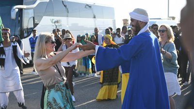 في اليوم العالمي للسياحة.. السياح يرقصون على أنغام المزمار والفلكلور الشعبي بمعبد دندرة