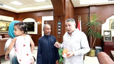 محافظ البحر الأحمر يهدي صغيرة من ضعاف السمع سماعة طبية ويخصص لها مبلغا شهريا| صور