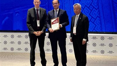 رئيس البنك الآسيوي يكرم وزير المالية أحمد كجوك عميد المديرين التنفيذيين