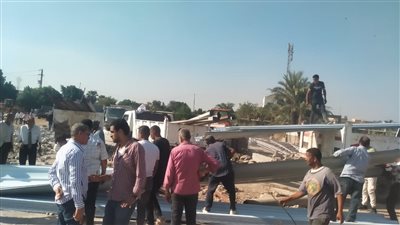 محافظة الجيزة تزيل جمالون مخالف بشبرامنت مقام على أرض زراعية | صور