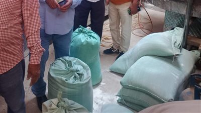 تمهيدا لبيعه.. محافظ الوادي الجديد يحيل صاحب مخبز للتحقيق لتجميعه الدقيق المدعم