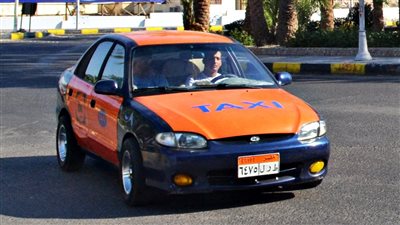 بزي موحد للسائقين.. محافظ البحر الأحمر يعلن عن ضوابط جديدة لسائقي التاكسي بالغردقة