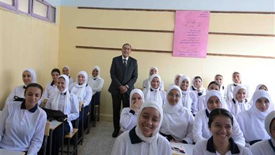 تدرس لأول مرة.. رئيس الوزراء يشارك طلاب إحدى مدارس القاهرة حصة لمادة العلوم المتكاملة