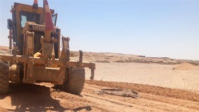 شهيد لقمة العيش.. مصرع شاب صدمه لودر بطريق القطار السريع بصحراوي الأقصر | صور