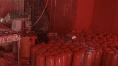 دون إصابات.. السيطرة على حريق مصنع لتعبئة الطفايات في البحيرة| صور