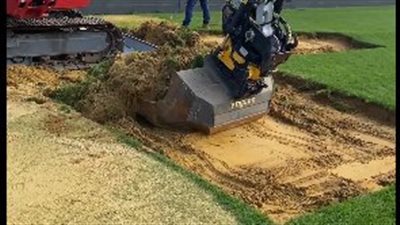 القصة الكاملة لـ إلغاء مباراة نيوكاسل بكأس الرابطة بسبب حفرة في الملعب