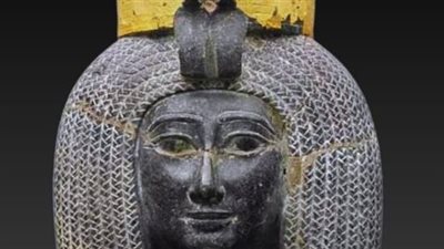 صنع من الجرانيت الأسود.. متحف التحرير يلقي الضوء على تمثال الملكة إيزيس