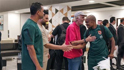 قمصان وعدلي يستقبلان بعثة الأهلي في مطار الرياض