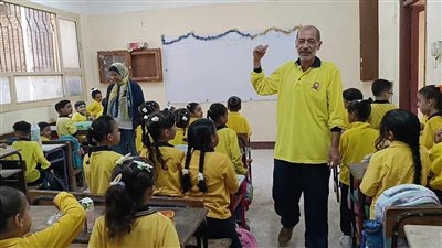 نموذج ملهم.. أول تعليق من التعليم على ارتداء مدير مدرسة بالجيزة نفس الزي المدرسي للطلاب 