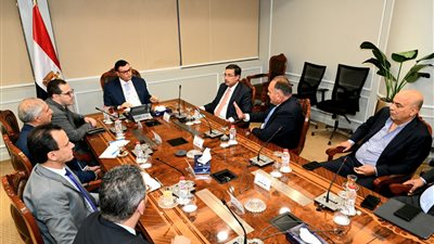 وزير الإسكان يجتمع بمسئولي بنك التعمير والإسكان وشركاته